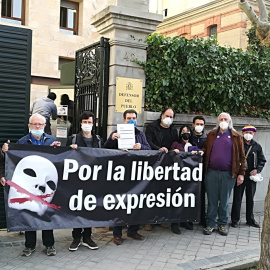 Grupo de manifestantes ante el Defensor del Pueblo