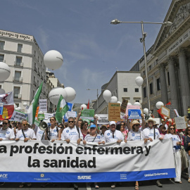 Unas 1.700 enfermeras, según datos de la delegación del Gobierno en Madrid, se han movilizado este sábado para exigir una mayor financiación de la sanidad pública, el aumento de plantillas en su especialidad y la mejora de sus condiciones laborales, 