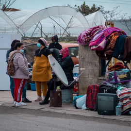 Parte de las familias que vivían en el asentamiento chabolista de Palos de la Frontera (Huelva) que ha quedado debastado tras el incendio.