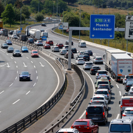 Tráfico denso en la A-8 sentido Cantabria en la Operación Salida de julio.- EFE