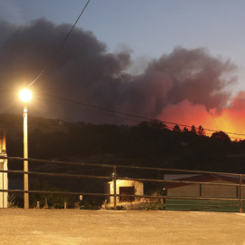 Vista de la columna de humo del incendio forestal declarado en Monsagro, tomadadesde la localidad salmantina de Serradilla del Arroyo, en la madrugada de este viernes.