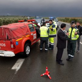 Miembros de la Guardia Civil, Policía Nacional y Bomberos mantienen la carretera A-384, que da acceso al municipio de Campillos, cortada al tráfico debido a las fuertes lluvias caídas durante las últimas horas. EFE/Daniel Pérez