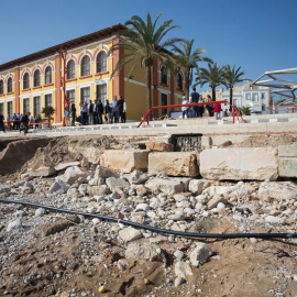 Vista general de una parte del paseo marítimo de Vinarós arrastrado por la fuerza del agua tras el episodio de gota fría que registró ayer con la mayor cantidad de agua caída con casi 400 l/m2 y de ellos, 159 l/m2 en una hora. EFE/Domenech Castelló