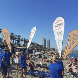 Una acció de sensibilització dels usuaris de la platja impulsada per l'Ajuntament de Barcelona.