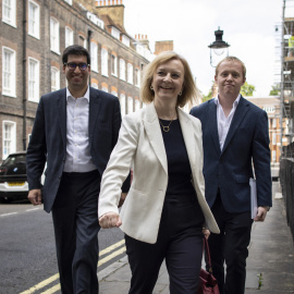 La secretaria de Relaciones Exteriores británica Liz Truss (C) llega para un eventoen el centro de Londres, Gran Bretaña.