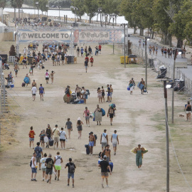 Numerosos jóvenes abandonan el recinto del Festival Medusa de Cullera (València), a 13 de agosto de 2022.