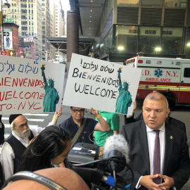 17/08/2022. El comisionado Manuel Castro recibe nuevo grupo de migrantes en estación de autobuses de Nueva York, a 17 de agosto de 2022.