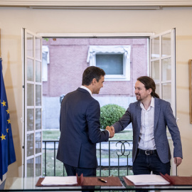 Pablo Iglesias y Pedro Sánchez en la firma del acuerdo presupuestario / PODEMOS