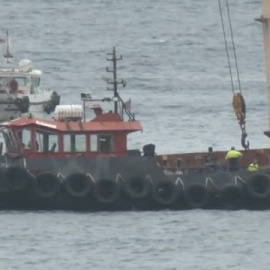 Comienzan los trabajos de extracción del vertido del buque varado en Gibraltar