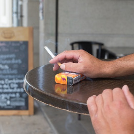 Imagen de una persona fumando en una terraza-13/08/2020