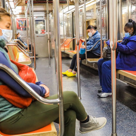 07/09/2022. Neoyorquinos hacen uso del metro, cuando la obligación de llevar mascarilla aun estaba vigente, a 18 mayo de 2020.