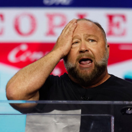 Alex Jones, fundador de Infowars y conocido por la difundir odio y teorías de conspiración,