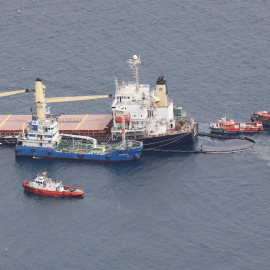 01/09/2022-El dispositivo desplegado en torno al granelero 'OS 35', el buque que colisionó en la noche del lunes en la Bahía de Algeciras y que permanece varado frente a la cara este de Gibraltar, ha comenzado esta tarde los trabajos de bombeo para extr