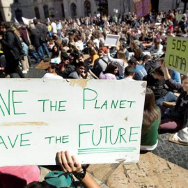 Centenars d'estudiants de secundària i universitaris s'han manifestat pel centre de Barcelona per reclamar mesures contra el canvi climàtic. EFE/Marta Pérez