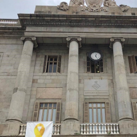 Fachada del Ayuntamiento de Barcelona con el lazo amarillo. (EP)