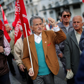 Un jubilado grita consignas durante un mitin organizado por el PAME, afiliado a los comunistas, que conmemora el 1 de Mayo en Atenas. | Reuters