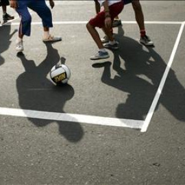 Imagen de archivo de varios niños jugando al fútbol. El entrenador de un equipo de fútbol infantil de Málaga ha ingresado en prisión por su supuesta implicación en casos de abusos sexuales a menores. EFE