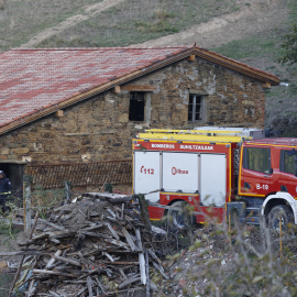 En la imagen, los bomberos protegen un caserío en los montes de Bizkaia a causa del incendio forestal que se originó este domingo en el municipio de Balmaseda (Bizkaia).