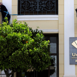 El logo de Unicaja Banco en la fachada de una oficina en Málaga. REUTERS/Jon Nazca