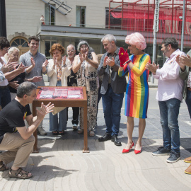 Inauguració de la placa que commemora la manifestació a favor de l'alliberament sexual l'any 1977 a la Rambla Santa Mònica de Barcelona.