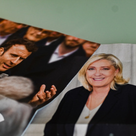 Foto de archivo de los carteles electorales de Emmanuel Macron y Marine Le Pen.