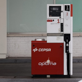 Un surtidor de carburantes en una gasolinera de Cepsa en Madrid. E.P./Eduardo Parra