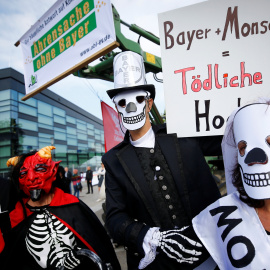 Protesta contra la fusión de Bayer y Monsanto en el exterior de la reunión de la junta de accionistas del fabricante alemán de productos farmacéuticos y químicos, en Bonn. REUTERS / Wolfgang Rattay