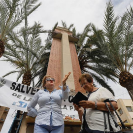 Desde primera hora de la mañana de este martes ciudadanos de La Vall y miembros de la Plataforma Salvemos la Cruz han protestado por las obras de retirada de la cruz que preside la Plaza de España en La Vall d'Uixól. /EFE