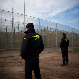 Dos agentes de la Guardia Civil junto a la valla de Melilla. / JAIRO VARGAS