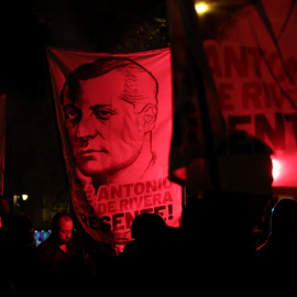 Varias personas durante una manifestación por el aniversario de la muerte de José Antonio Primo de Rivera, a 19 de noviembre de 2021, en Madrid.