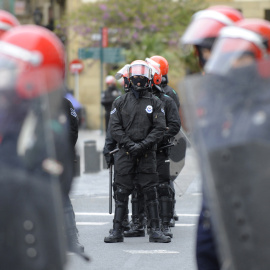 Agentes de la Ertzaintza en una manifestación en San Sebastián en 2013. - AFP