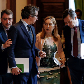 La presidenta del Congreso Ana Pastor, conversa con los diputados Rafael Hernando y Carlos Floriano en presencia del portavoz del PNV, Aitor Esteban, al término de la reunión de la Junta de Portavoces en el Congreso. EFE/Emilio Naranjo