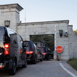 Varios coches fúnebres entran al Valle de Cuelgamuros, a 24 de abril de 2023, en San Lorenzo de El Escorial, Madrid.