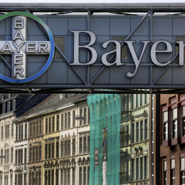 El logo de Bayer en su planta en la localidad alemana de Wuppertal. REUTERS/Ina Fassbender