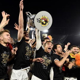 Los jugadores del Valencia CF, tras recibir la copa, celebran su victoria por 2-1 ante el FC Barcelona en la final de la Copa del Rey que ambos equipos han disputado esta noche en Estadio Benito Villamarín de Sevilla.EFE/ Raúl Caro