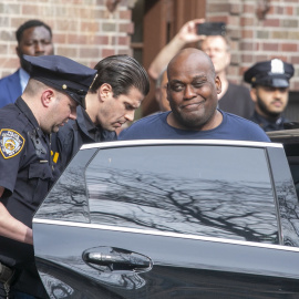 Frank James escoltado fuera de la comisaría tras ser acusado de presuntamente abrir fuego en un metro de Brooklyn un día antes, en Nueva York, a 13 de abril de 2022.