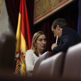 La presidenta del Congreso, Ana Pastor, conversa con el portavoz del PP, Rafael Hernando, durante la sesión de control al Gobierno, en el Congreso de los Diputados. EFE/Javier Lizón