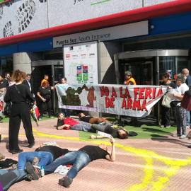 Los activistas en el acceso de IFEMA