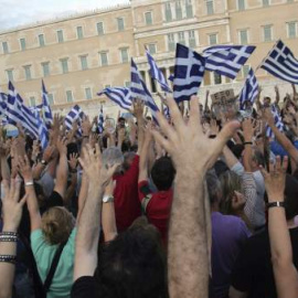 Ciudadanos griegos protestan en la plaza Sintagma de Atenas (Grecia) contra el Gobierno del país. / EFE