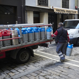 Un repartidor deja bombonas de butano de Cepsa en un bar en Pamplona. E.P./Eduardo Sanz