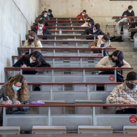 Estudiantes de economía de la facultad de la Universidad de Murcia (UMU) durante un examen.