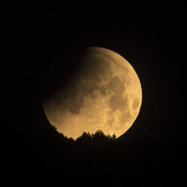 La luna se ve durante un eclipse lunar penumbral en Skopje, a Mayo de 2022.