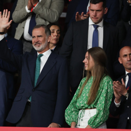 El Rey Felipe VI y la Infanta Sofía son vistos durante la Copa de España, Copa del Rey, partido de fútbol final jugado entre el Real Madrid y CA Osasuna en el Estadio de la Cartuja el 06 de mayo de 2023, en Sevilla, España.