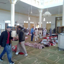 Varias personas permanecen junto a cuerpos sin vida en el interior una mezquita contra la que se ha perpetrado un ataque, en la ciudad de Al Arish, en el norte de la península del Sinaí (Egipto), hoy 24 de noviembre de 2017. Al menos 54 per