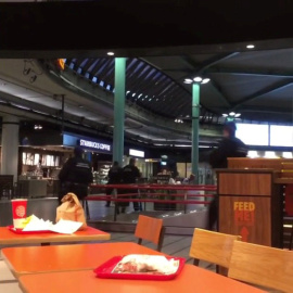 Agentes de Policía en el aeropuerto de Amsterdam.