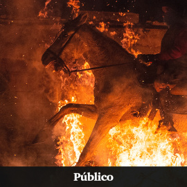 Un caballo, obligado a trotar sobre el fuego en la celebración de la Luminarias de San Bartolomé, en Ávila