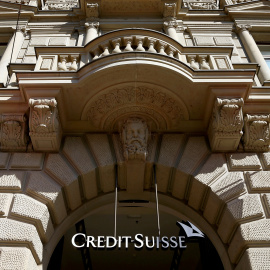 Banderas suizas en la entrada de la sede del banco Credit Suisse en Zurich. REUTERS/Arnd Wiegmann