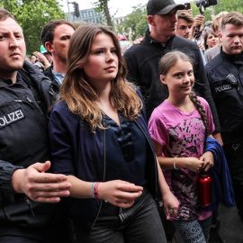 19/07/2019.- La activista sueca Greta Thunberg junto a la activista alemana Luisa Neubauer (C) en las marchas de 'Fridays for Future' de Berln. EFE/EPA/Felipe Trueba