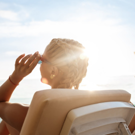 Dos personas tomando el sol.