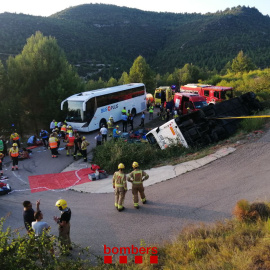 Autobús volcado en Rubió